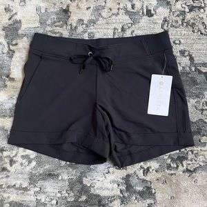 NWT Athleta black mid-town short in size 8
